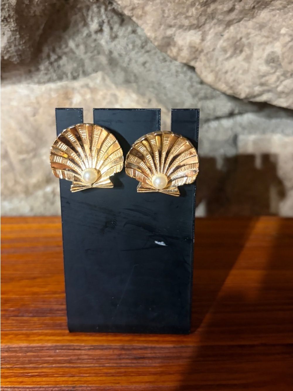 Vintage 1950s 1960s Gold Shell Pearl Clip-On Earrings